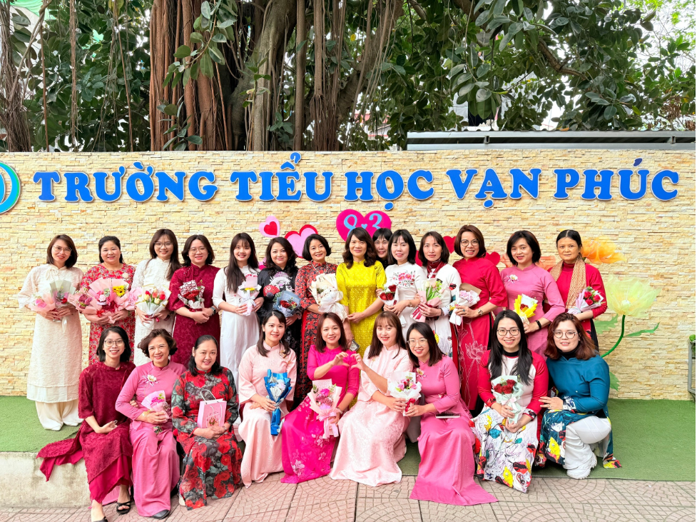 Những tà áo dài rực rỡ của cô và trò Trường Tiểu học Vạn Phúc hưởng ứng Tuần lễ Áo dài năm 2025