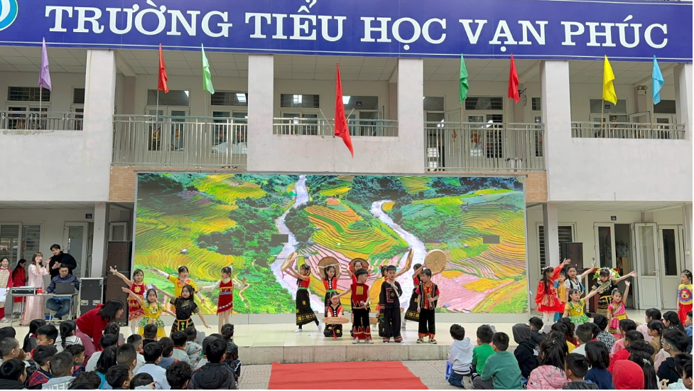 Rực rỡ sắc màu dân tộc cùng các con học sinh khối 1 và khối 2 chào mừng kỷ niệm 115 năm Ngày Quốc tế Phụ nữ 08/3