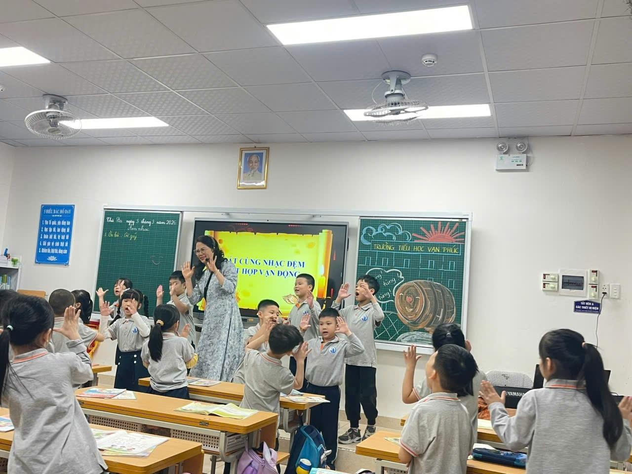 RỘN RÀNG TIẾNG REO VUI TRONG TIẾT ÂM NHẠC CỦA LỚP 1A2