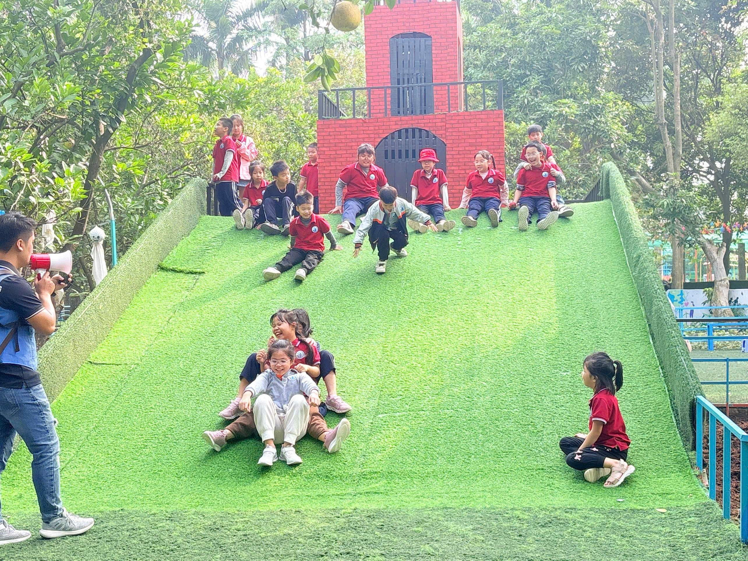 A group of children on a slide

Description automatically generated