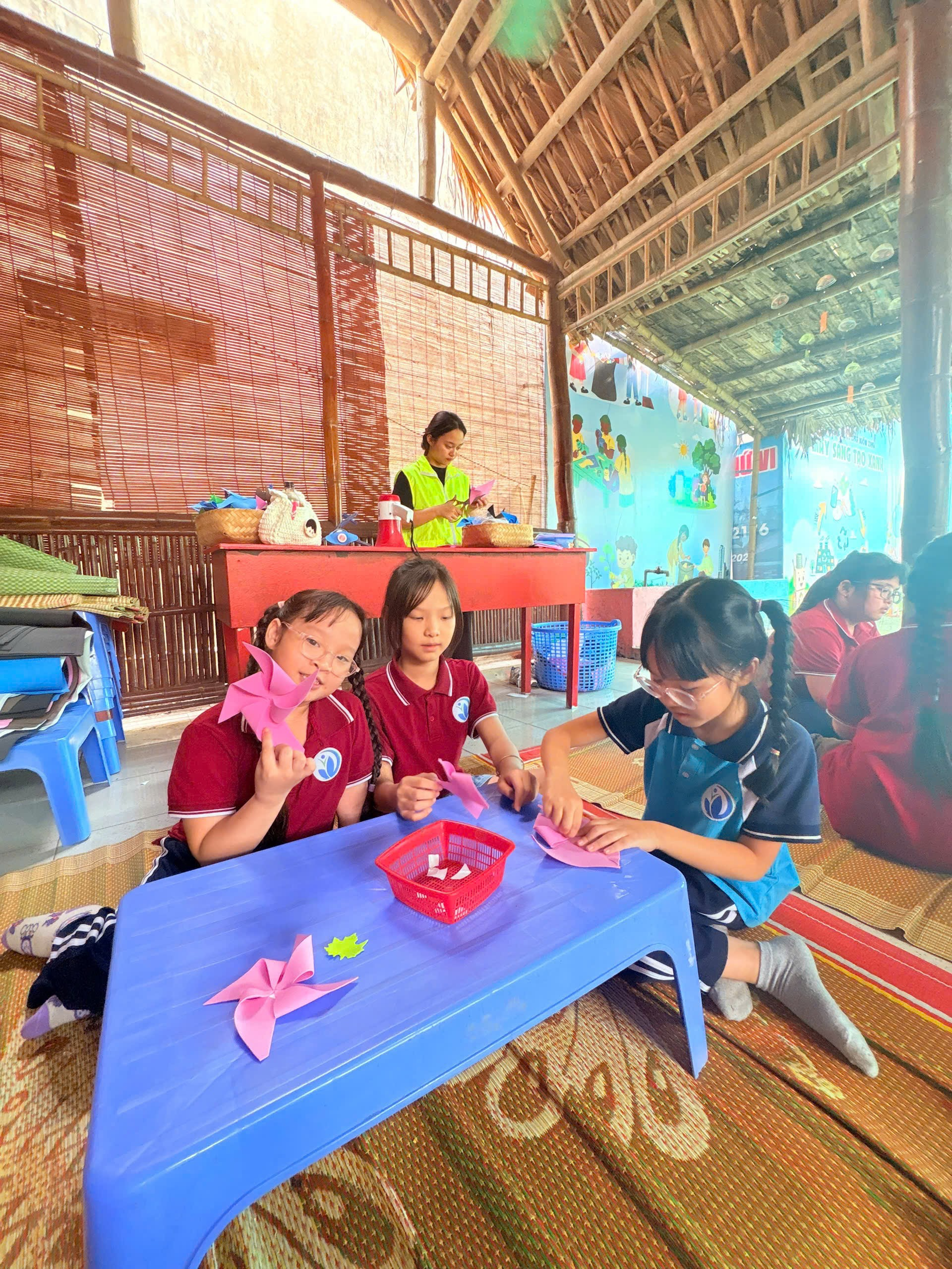 A group of children sitting at a table

Description automatically generated