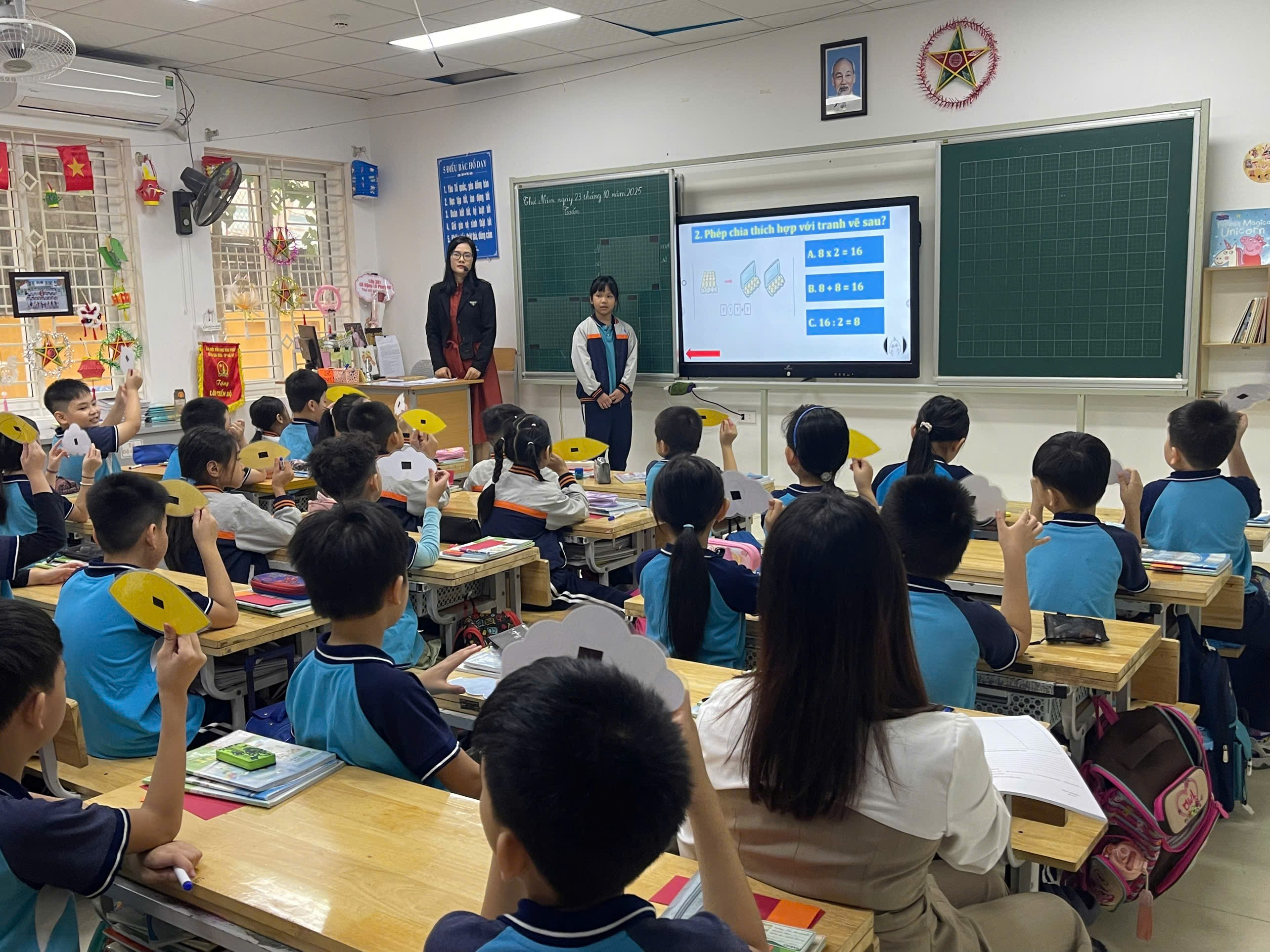 A group of children in a classroom

Description automatically generated