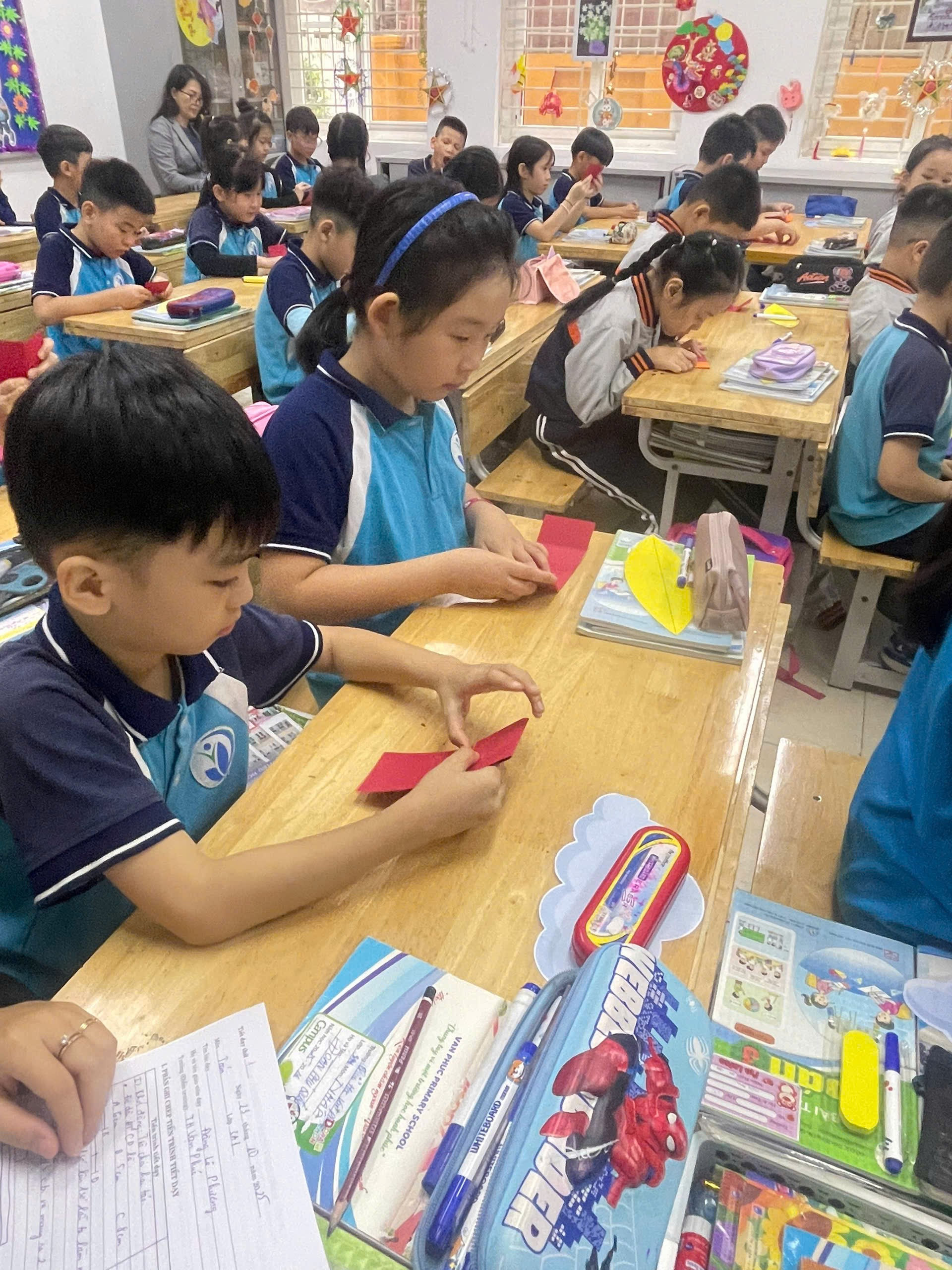 A group of children sitting at desks in a classroom

Description automatically generated