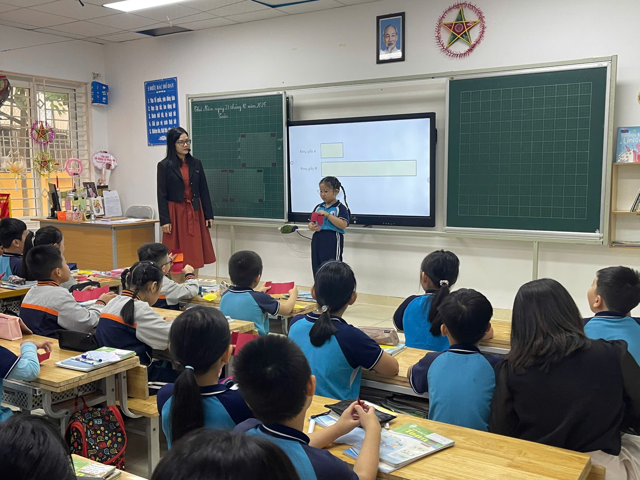 A person standing in front of a classroom with a group of kids

Description automatically generated