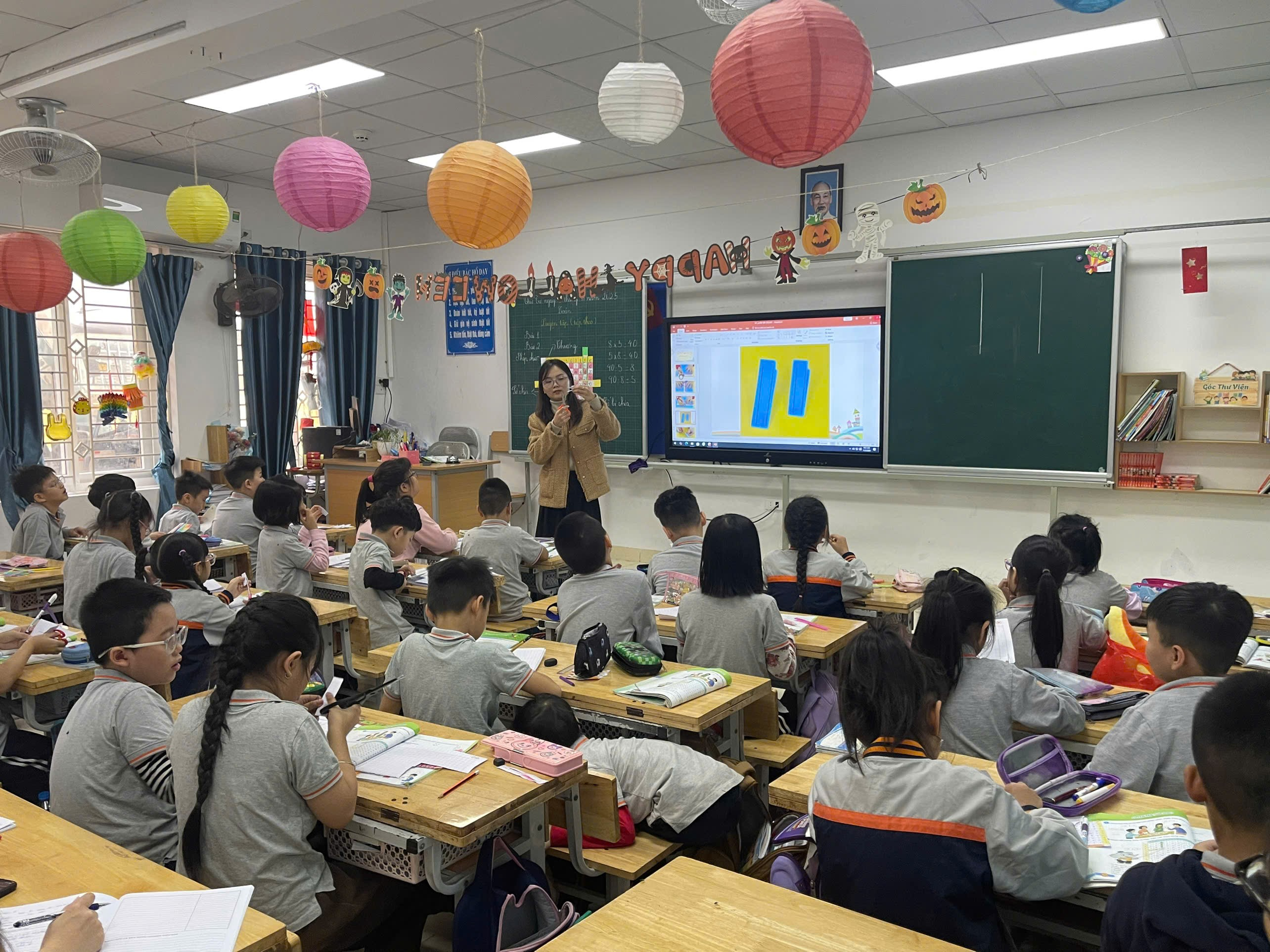 A group of students in a classroom

Description automatically generated