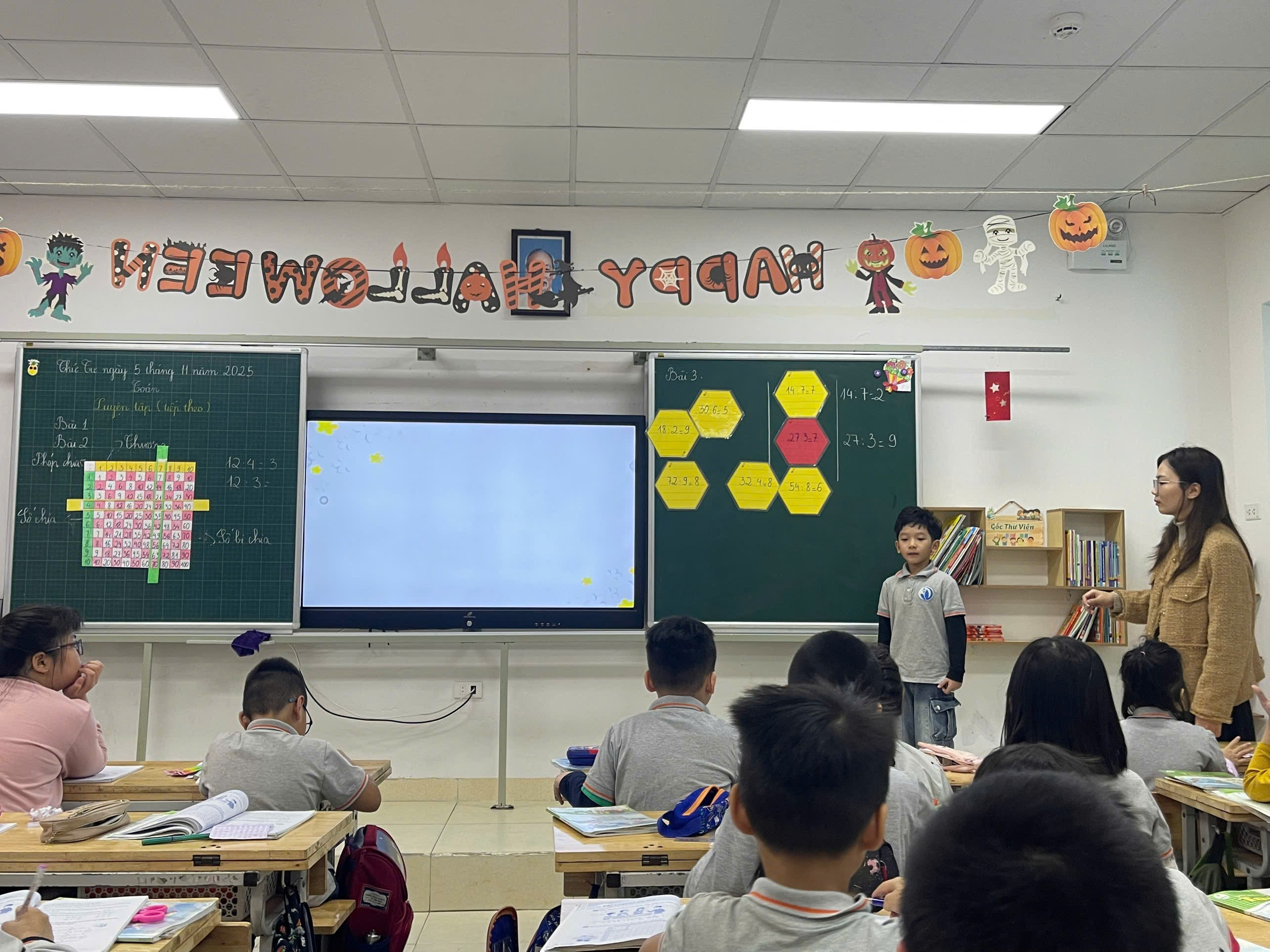 A group of children in a classroom

Description automatically generated