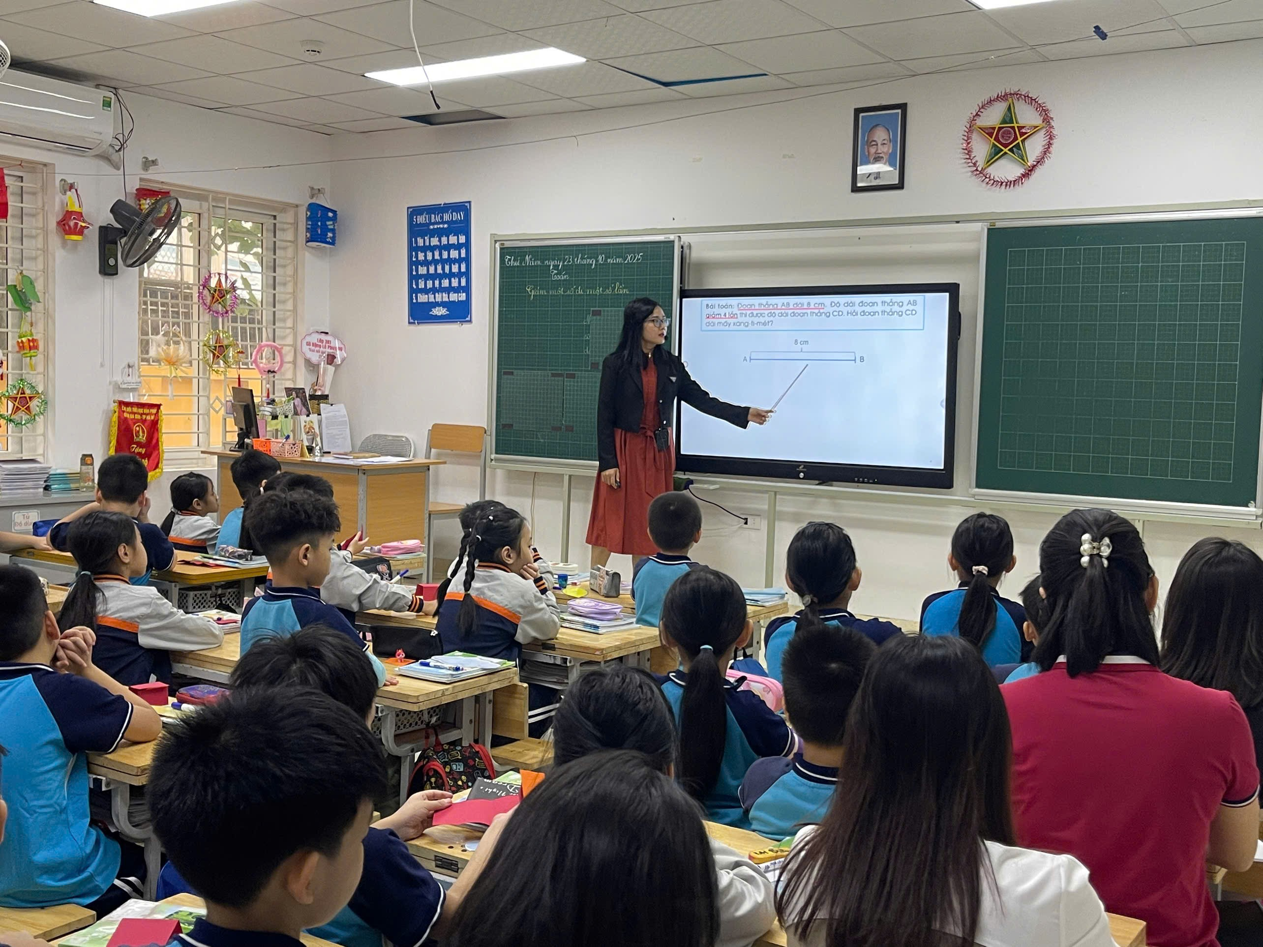 A person teaching a class

Description automatically generated