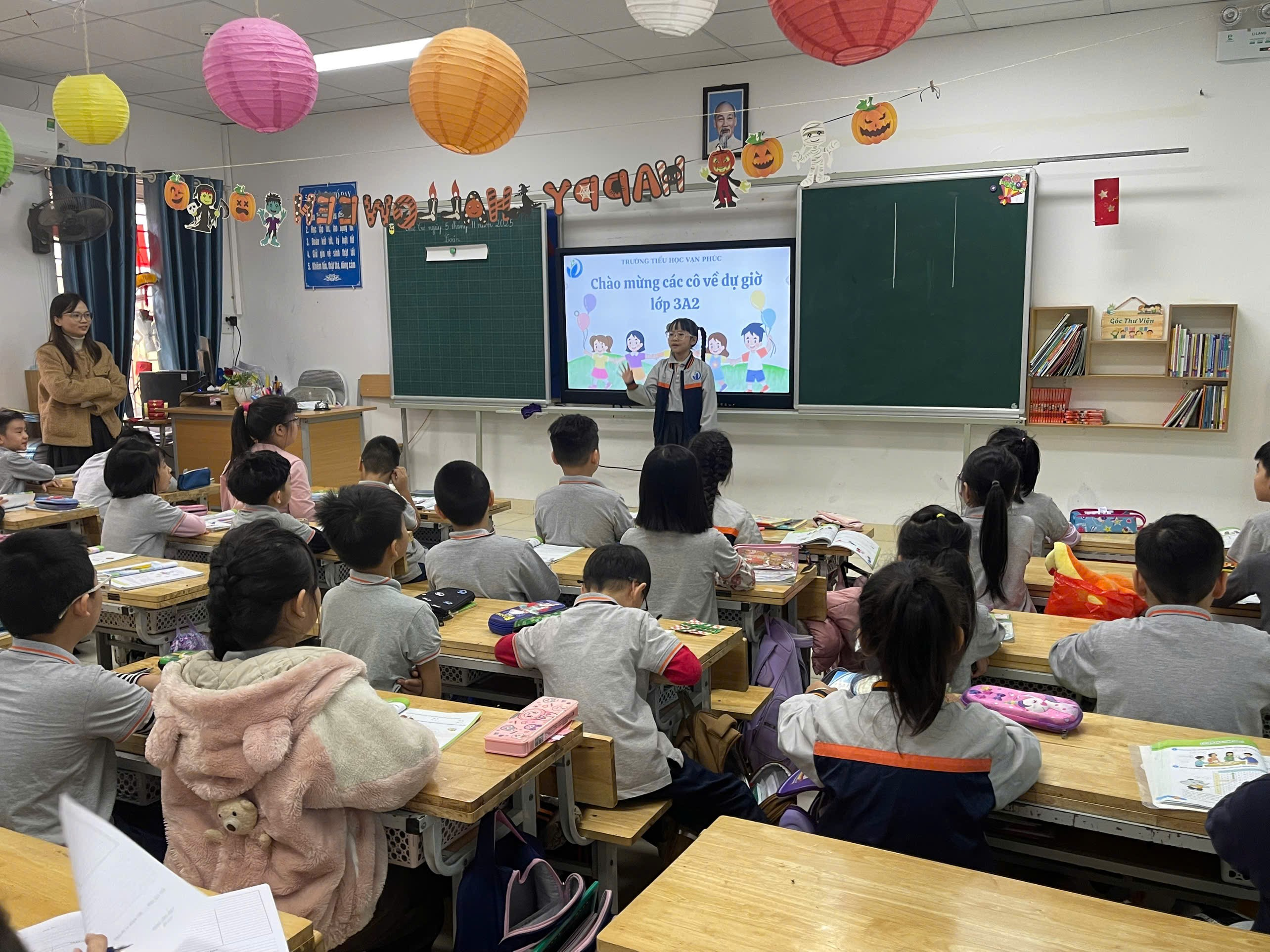 A group of children in a classroom

Description automatically generated