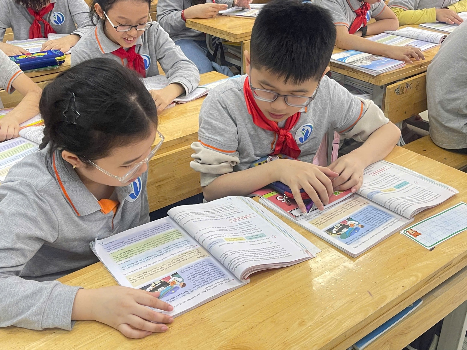 C:\Users\84356\Desktop\ẢNH 5A3\8.jpg