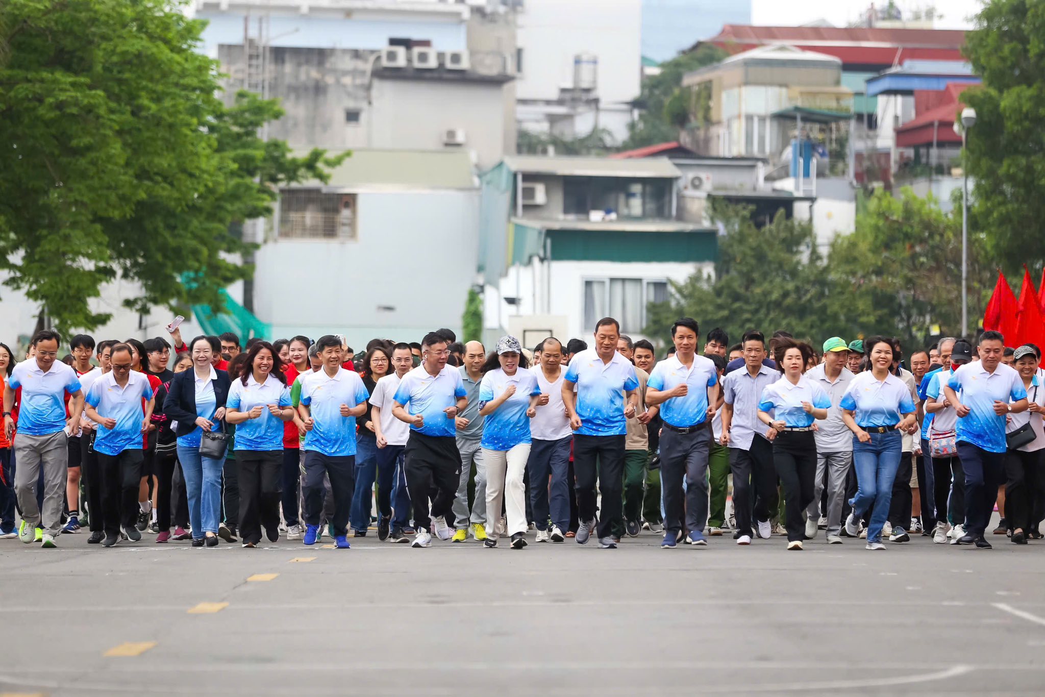 Có thể là hình ảnh về một hoặc nhiều người, đang trình diễn võ thuật, kèn clarinet và văn bản