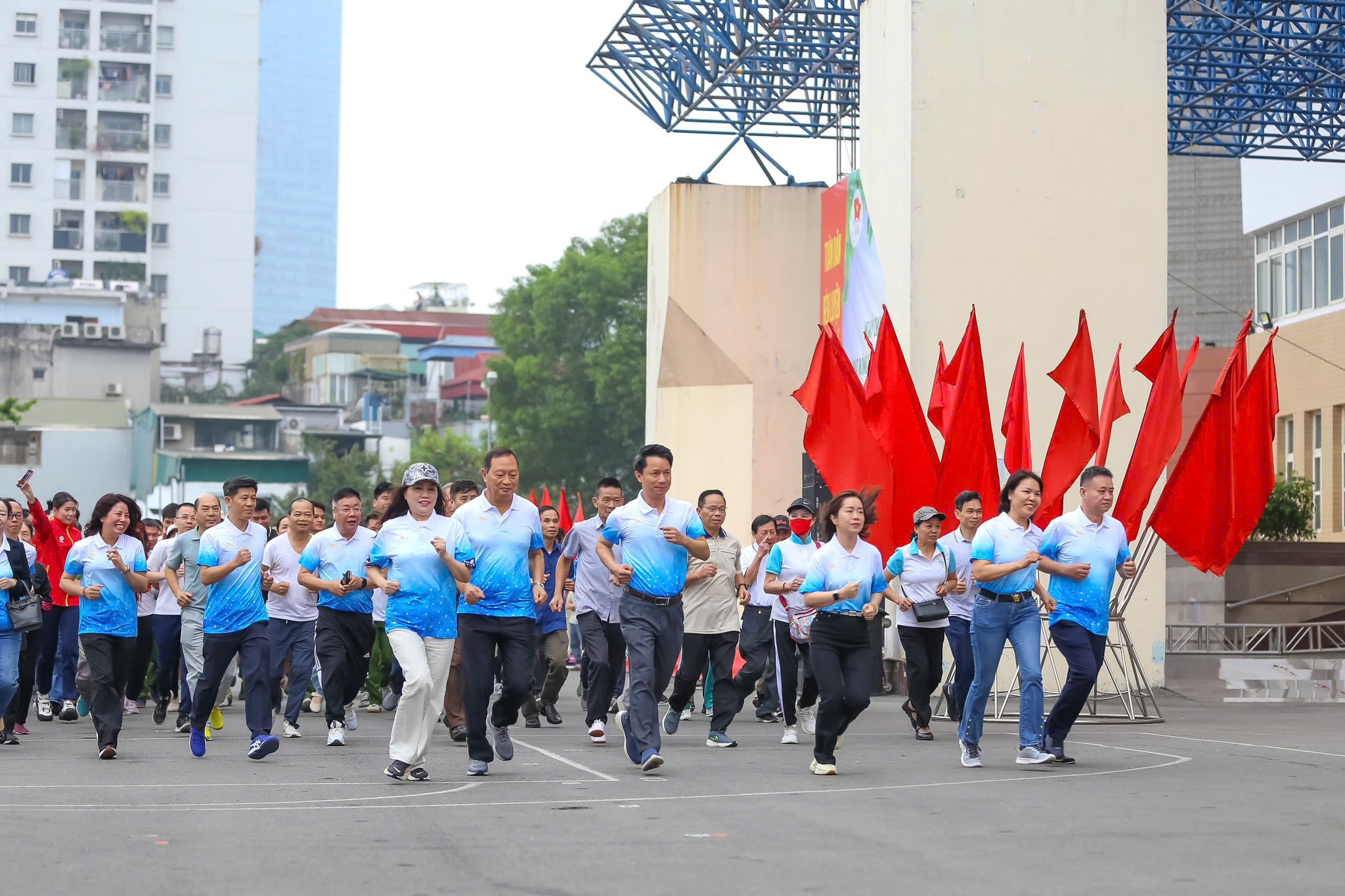 Có thể là hình ảnh về một hoặc nhiều người và văn bản