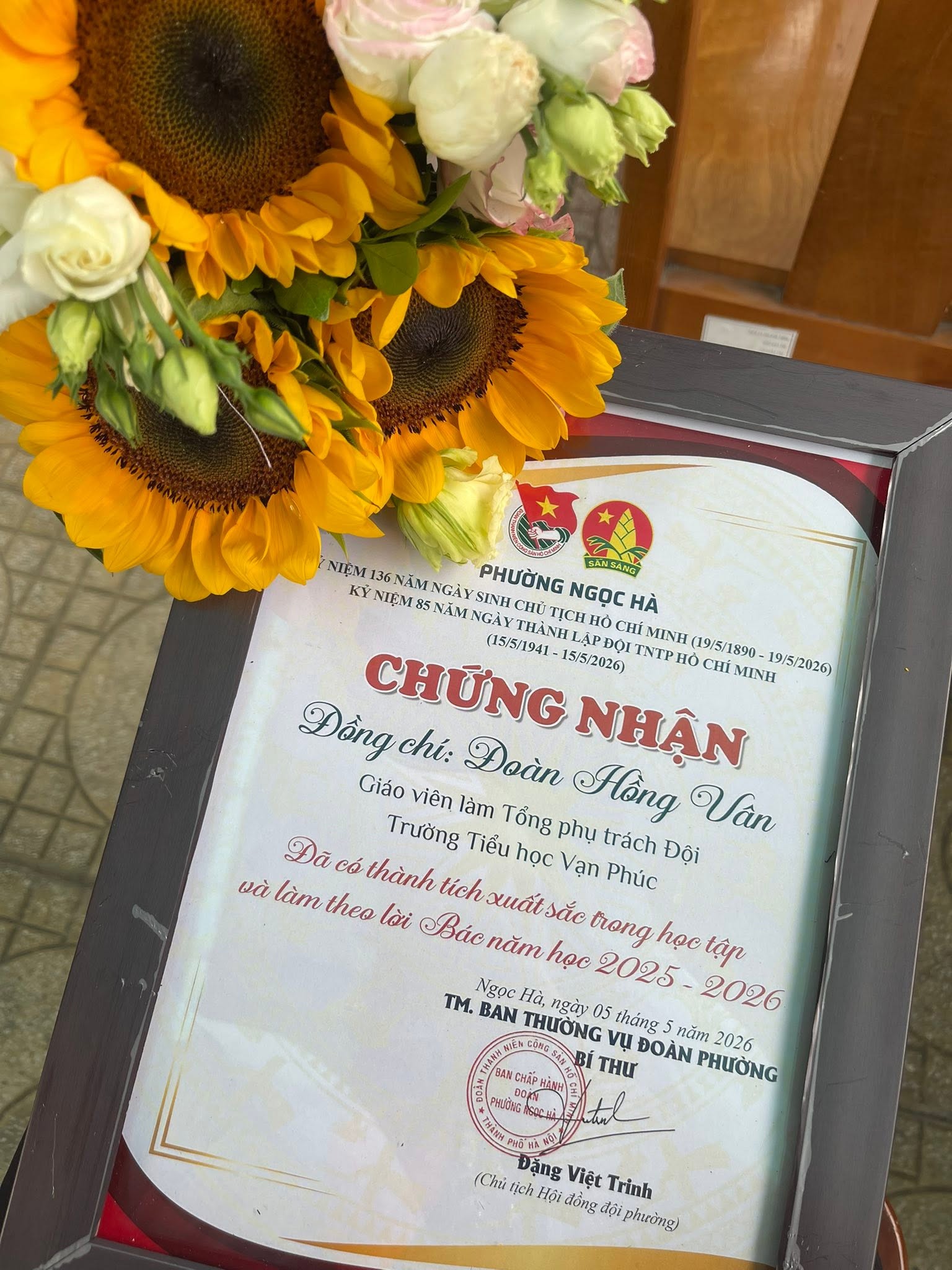 Có thể là hình ảnh về hoa và văn bản cho biết 'NIỆM 136 NAM NGÀY SINHO KY NIỆM NĂM NGÀY PHƯỜNG SANSANG CHÚ TCH NGỌC HA CHỈ MINH (19/5/1890 (15/5/1941 THÀNHLA LẬP Đồng Đồngchi chí: Đoàn NHẬN CHỨNG 15/5/2026) ĐỘI NTP Ho OCHỈ MINH 19/5/2026) Giáo viên làm Tổng phụ trách Đội Hồng Vân Aa có thành tich Trường Tiều học Vạn Phúc và làm theo lời Báo xuấtsắe sắc trong học tập năm học 2025- TM. Ngọc Ha, BAN THƯỞNG 05 tháng 2026 ENCOASIRI vu SNB THƯ ĐOÀN năm 2026 NCHẤP ผลิงุาพ PHƯỜNG (Chúi Hội đồng đội phường) Đặng Việt Trinh'
