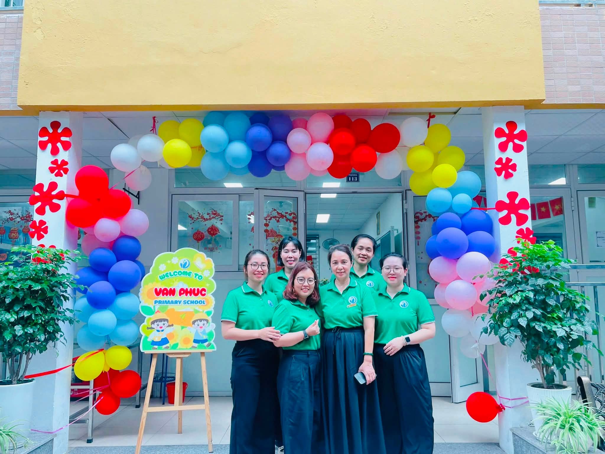 Có thể là hình ảnh về một hoặc nhiều người và văn bản