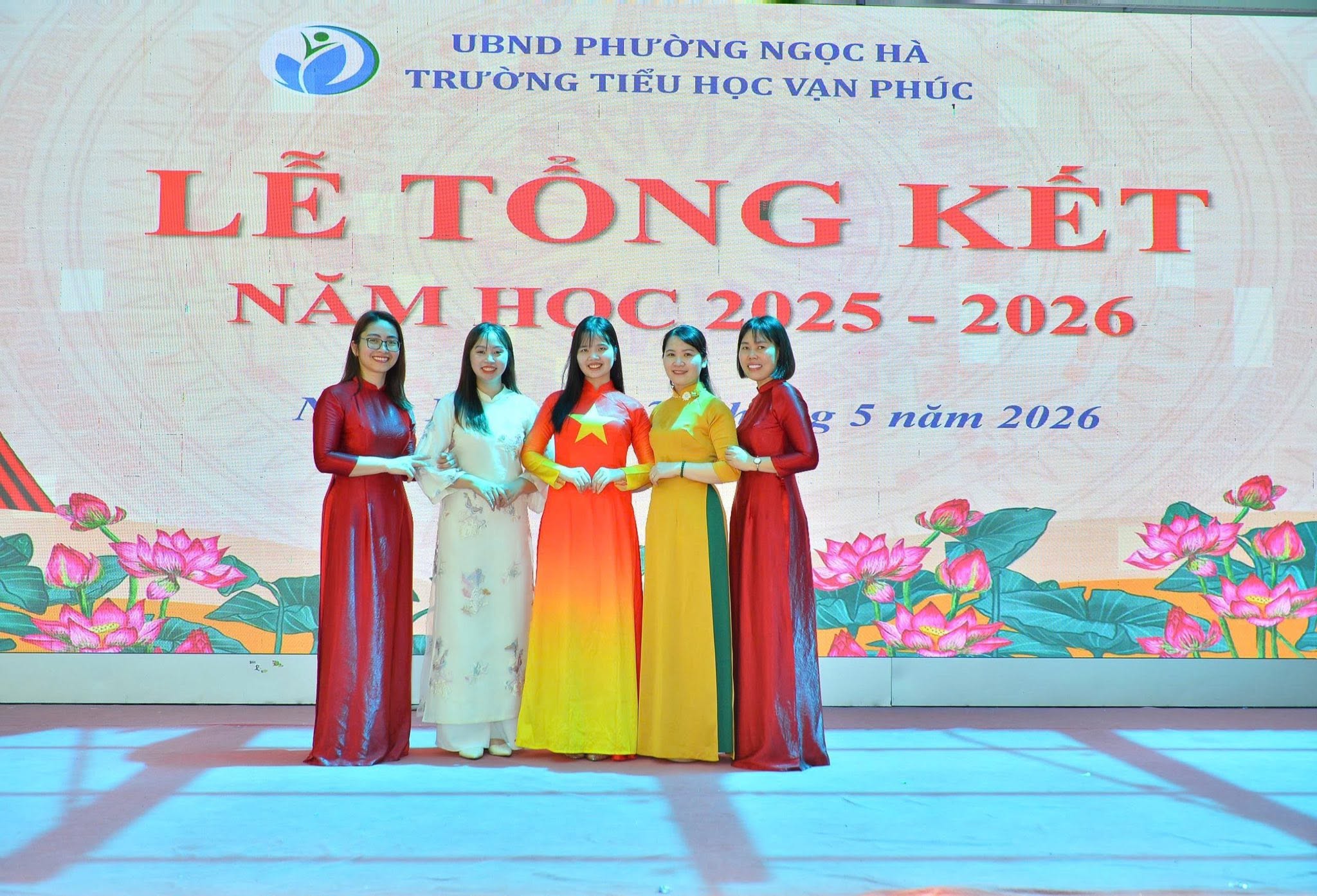 Có thể là hình ảnh về văn bản cho biết 'う TRƯỜNG TIỀU Hoc VẠN PHÚC UBND PHƯỜ'NG NGỌC HÀ LỄ TÔNG KẾT NĂM HQC 2025- 25-2026 2026 ส 2 5 năm 2026'